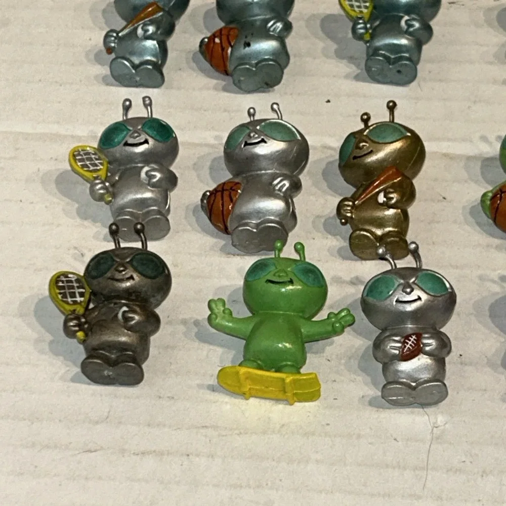 Lot Of 18 Vintage Vending Machine Gumball toys Mini Aliens 1